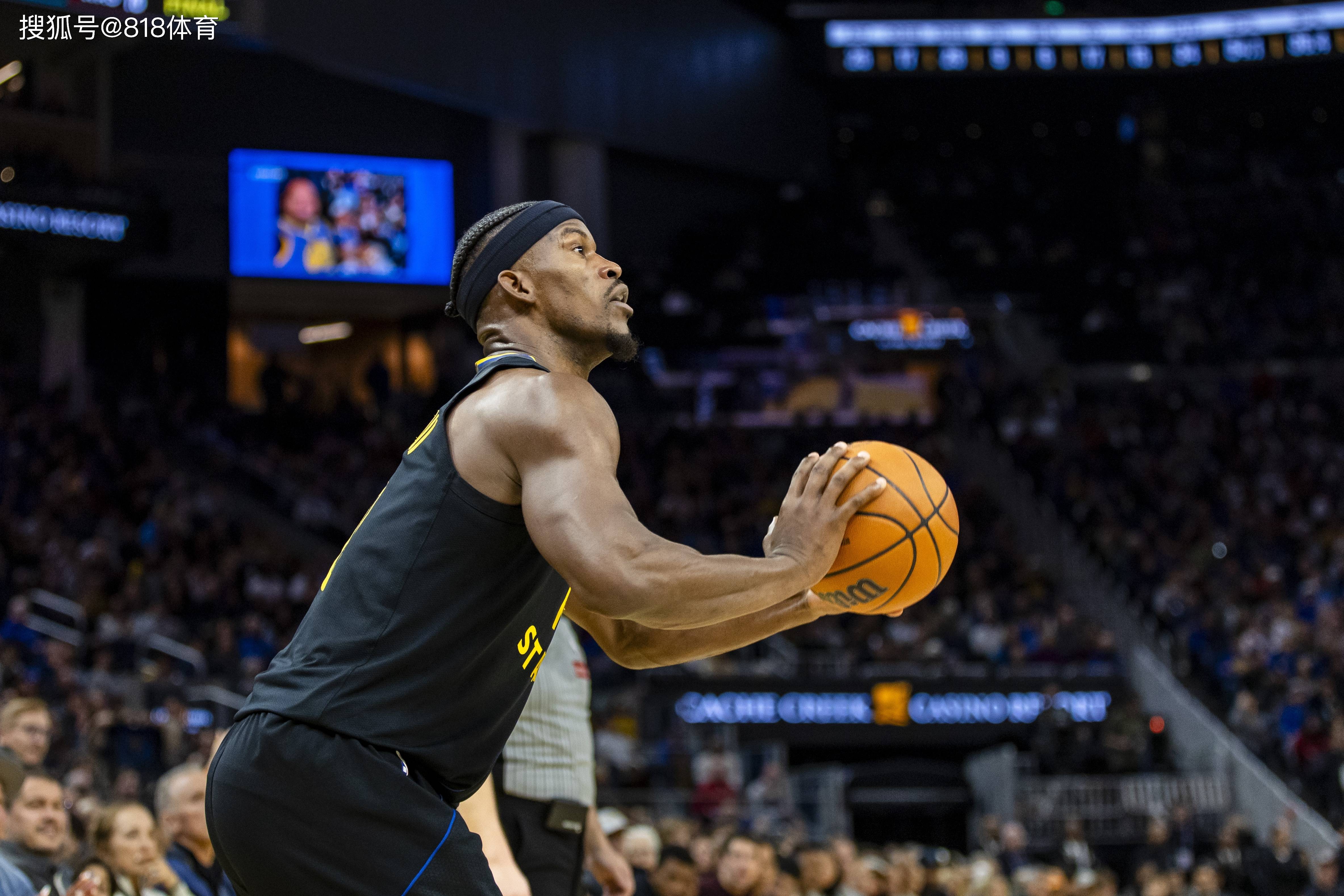 开云体育-巴特勒回归赛场，突破纪录首场状态亮眼，公牛观众沸腾！的简单介绍