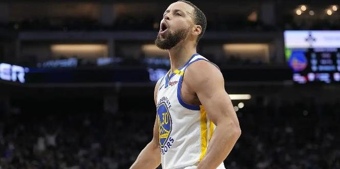 开云- 库里在美国队比赛中关键助攻,大胜引发热议的是谁 