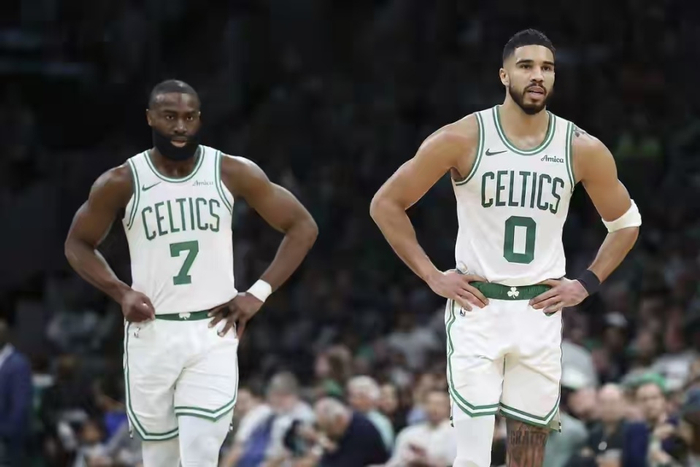 包含西亚卡姆巅峰对决,塔图姆与80激战老鹰分钟,挺进下一轮胜负难料!的词条 包含西亚卡姆巅峰对决,塔图姆与80激战老鹰分钟,挺进下一轮胜负难料!的词条